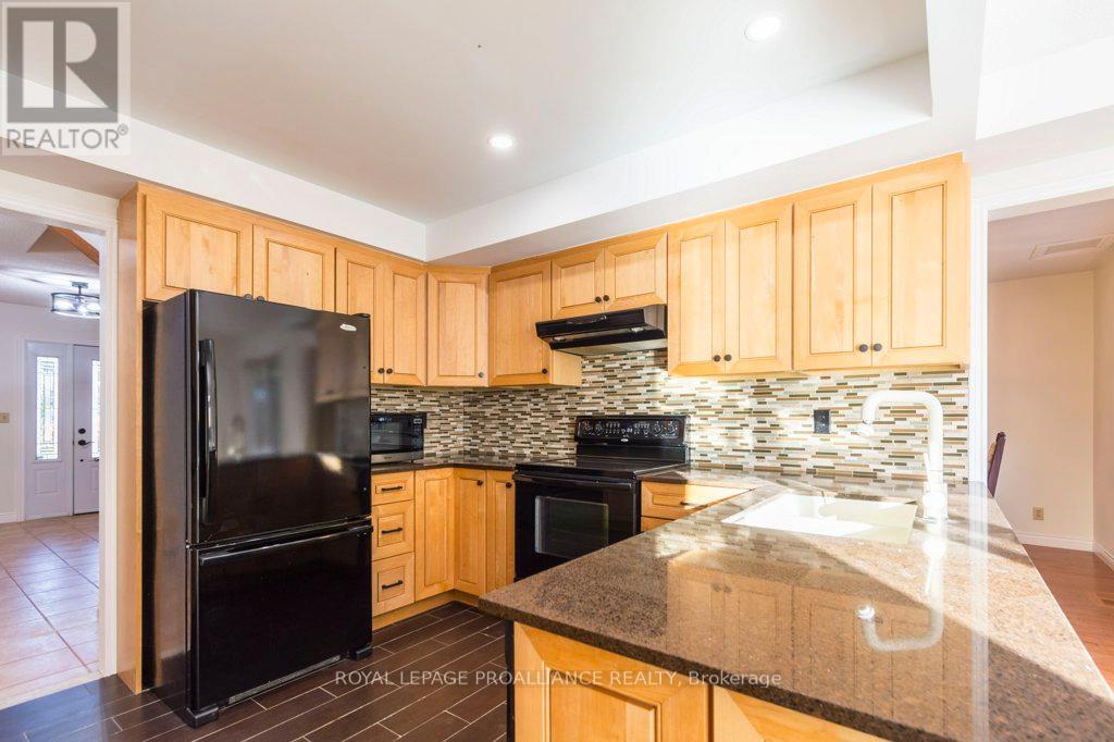 37 Dungannon Drive, Belleville (Belleville Ward), Ontario  K8P 5E7 - Photo 12 - X12491006