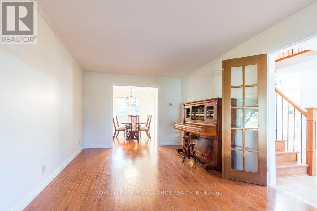 37 Dungannon Drive, Belleville (Belleville Ward), Ontario  K8P 5E7 - Photo 7 - X12491006