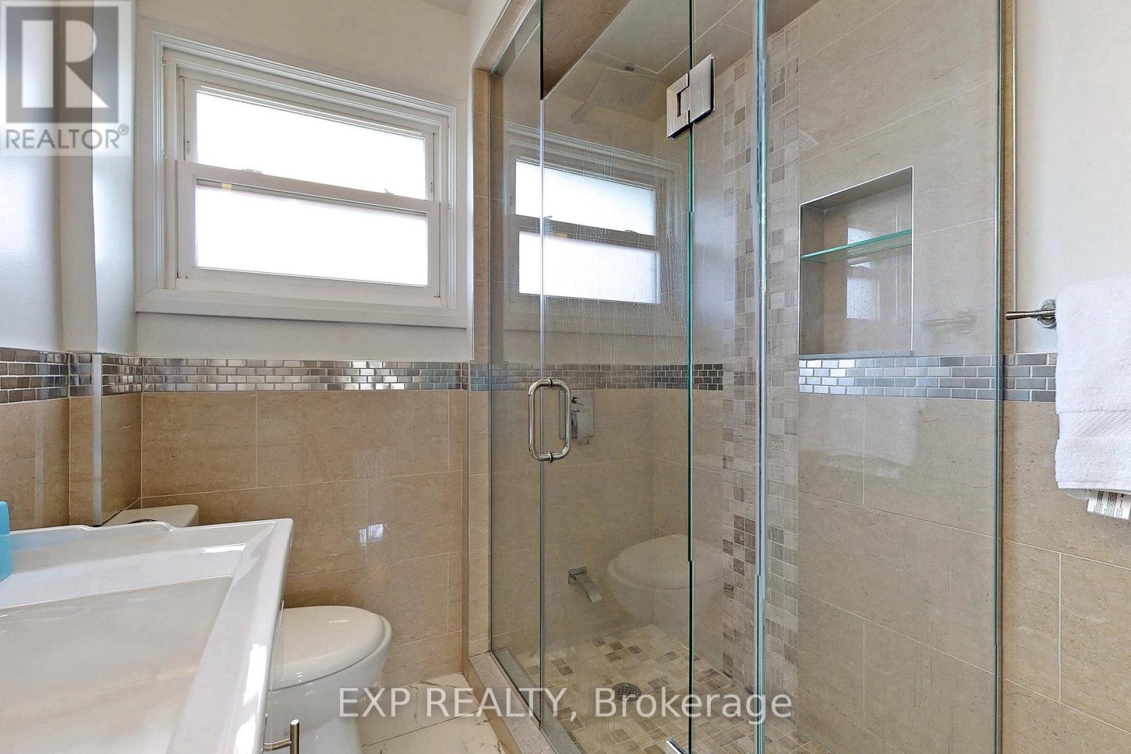 9 Silverview Drive, Toronto, Ontario  M2M 2B2 - Photo 28 - C12490456