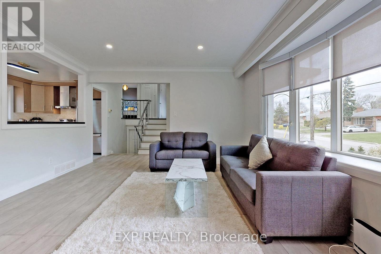 9 Silverview Drive, Toronto, Ontario  M2M 2B2 - Photo 6 - C12490456