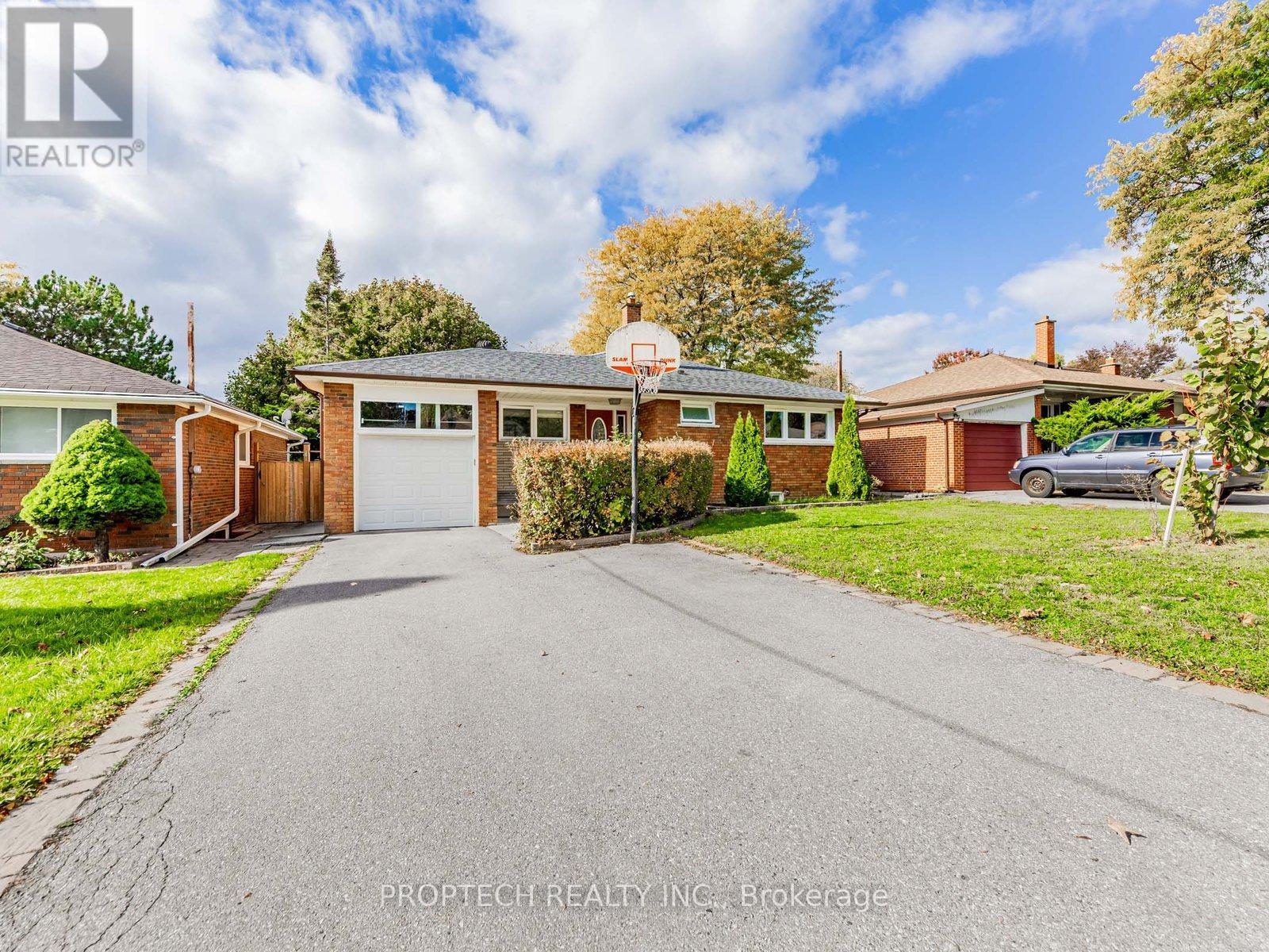 16 Shaunavon Heights Crescent, Toronto, Ontario  M3A 2P4 - Photo 2 - C12490758