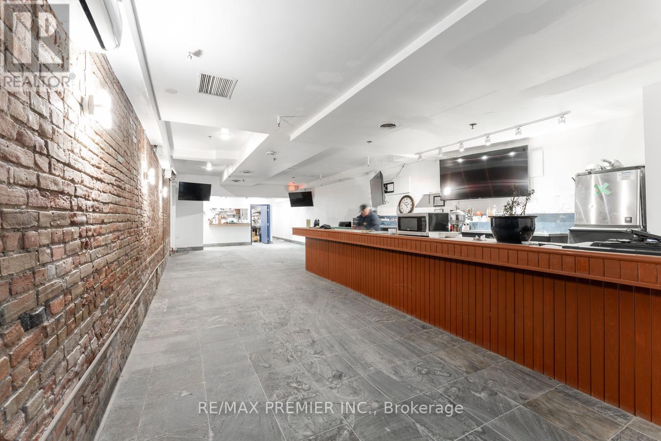 Main Floor - 365 King Street W, Toronto, Ontario  M5V 1K1 - Photo 11 - C12490818