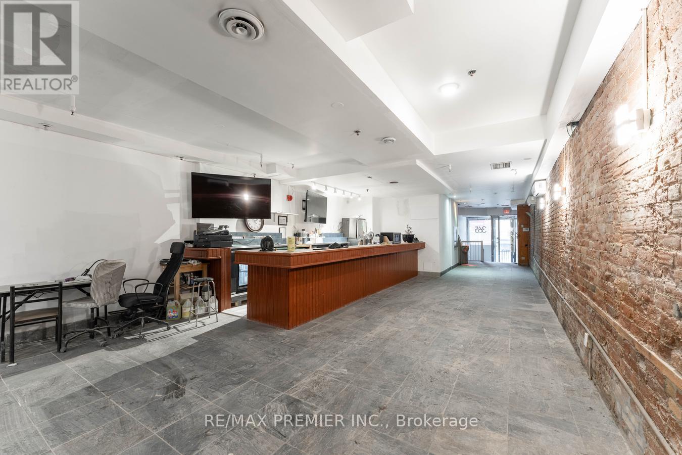 Main Floor - 365 King Street W, Toronto, Ontario  M5V 1K1 - Photo 12 - C12490818