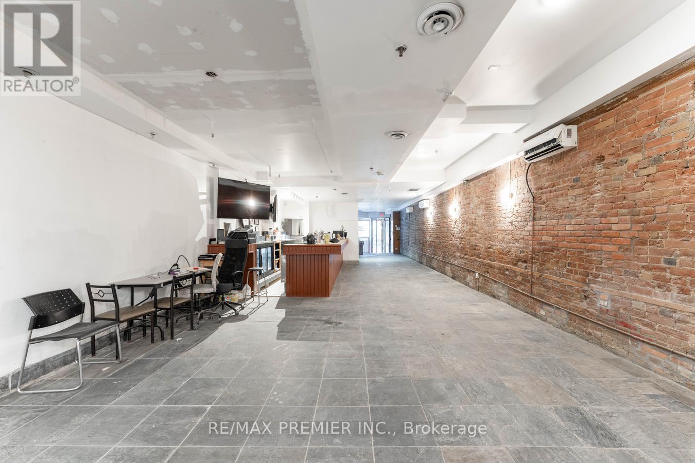 Main Floor - 365 King Street W, Toronto, Ontario  M5V 1K1 - Photo 13 - C12490818