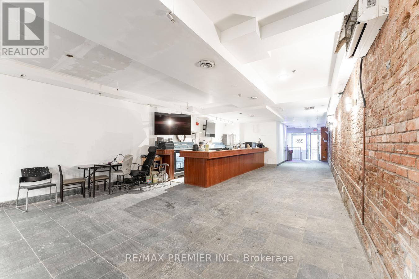 Main Floor - 365 King Street W, Toronto, Ontario  M5V 1K1 - Photo 14 - C12490818