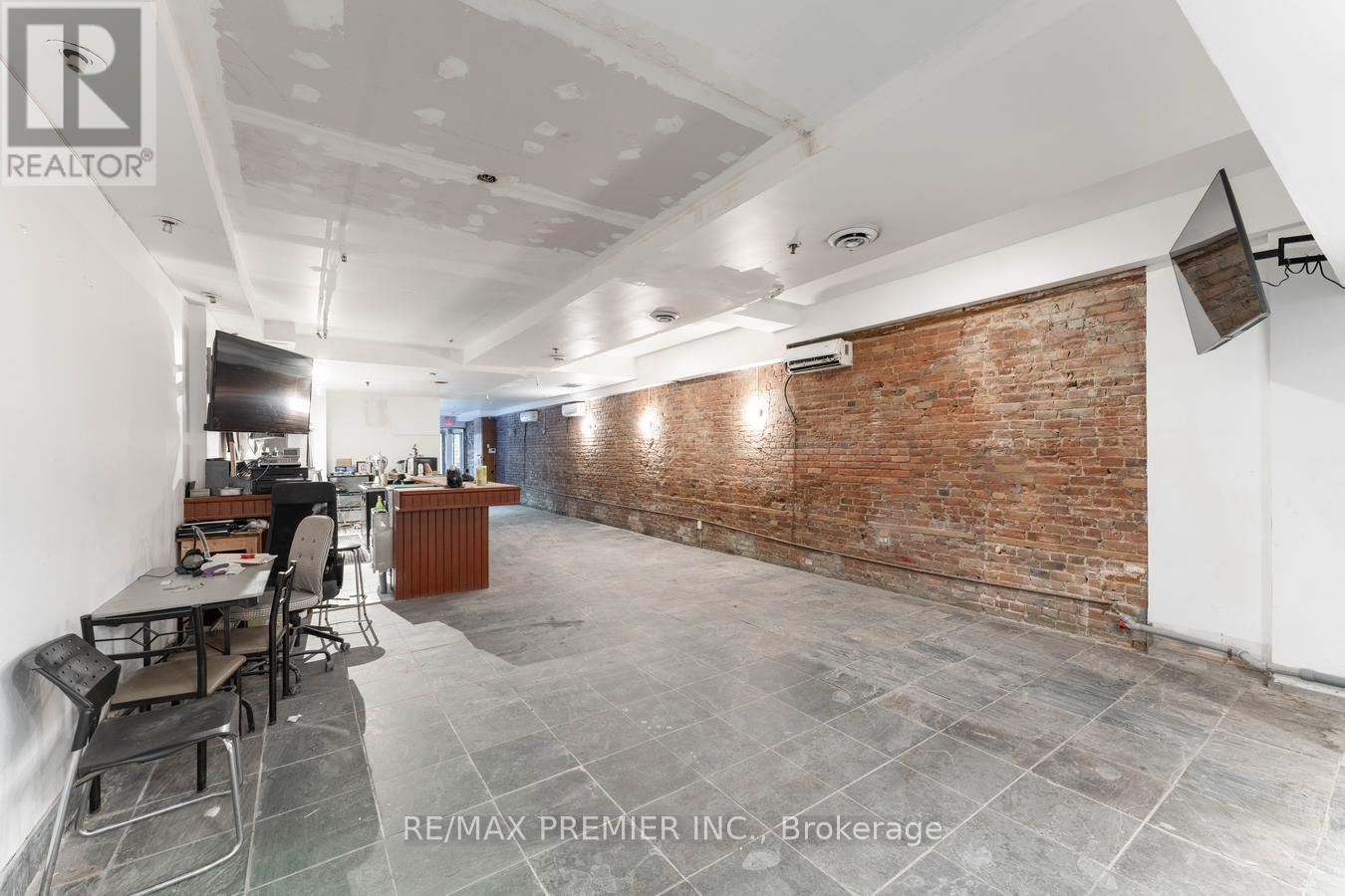 Main Floor - 365 King Street W, Toronto, Ontario  M5V 1K1 - Photo 15 - C12490818