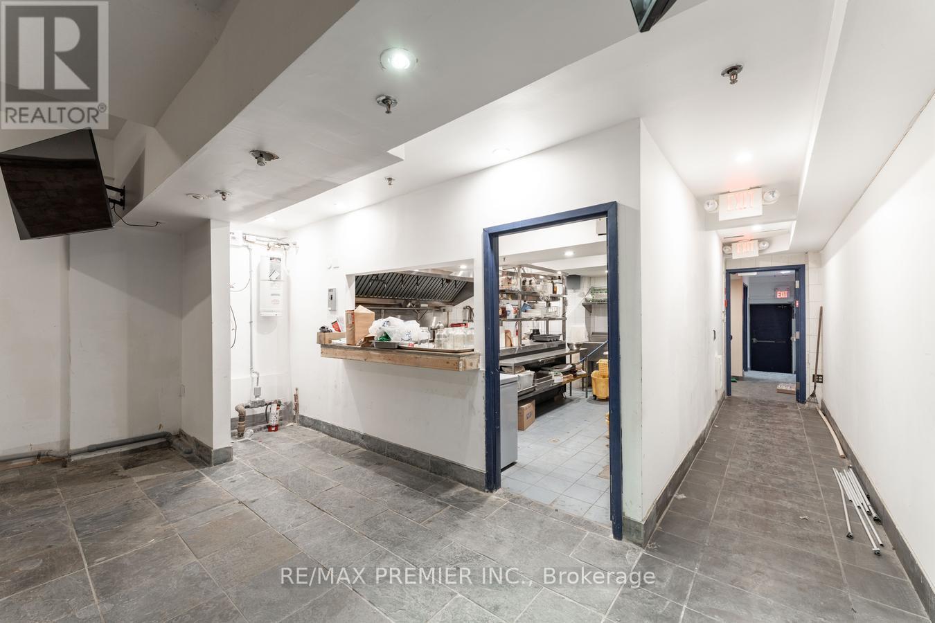 Main Floor - 365 King Street W, Toronto, Ontario  M5V 1K1 - Photo 16 - C12490818