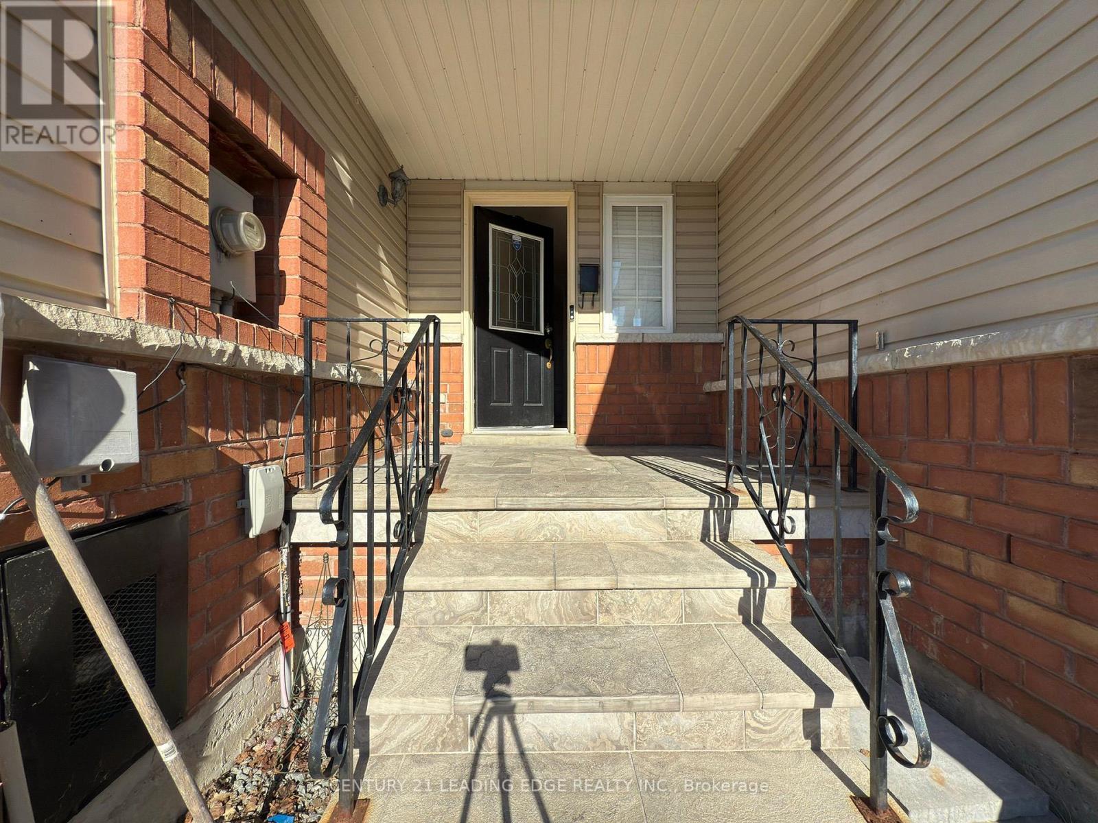 62 Barrister Avenue, Whitby, Ontario  L1R 3H6 - Photo 2 - E12490484