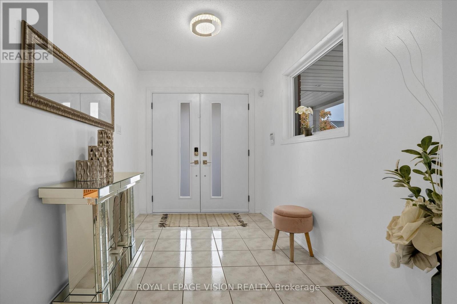 1330 Aldergrove Drive, Oshawa, Ontario  L1K 2Y6 - Photo 4 - E12490726