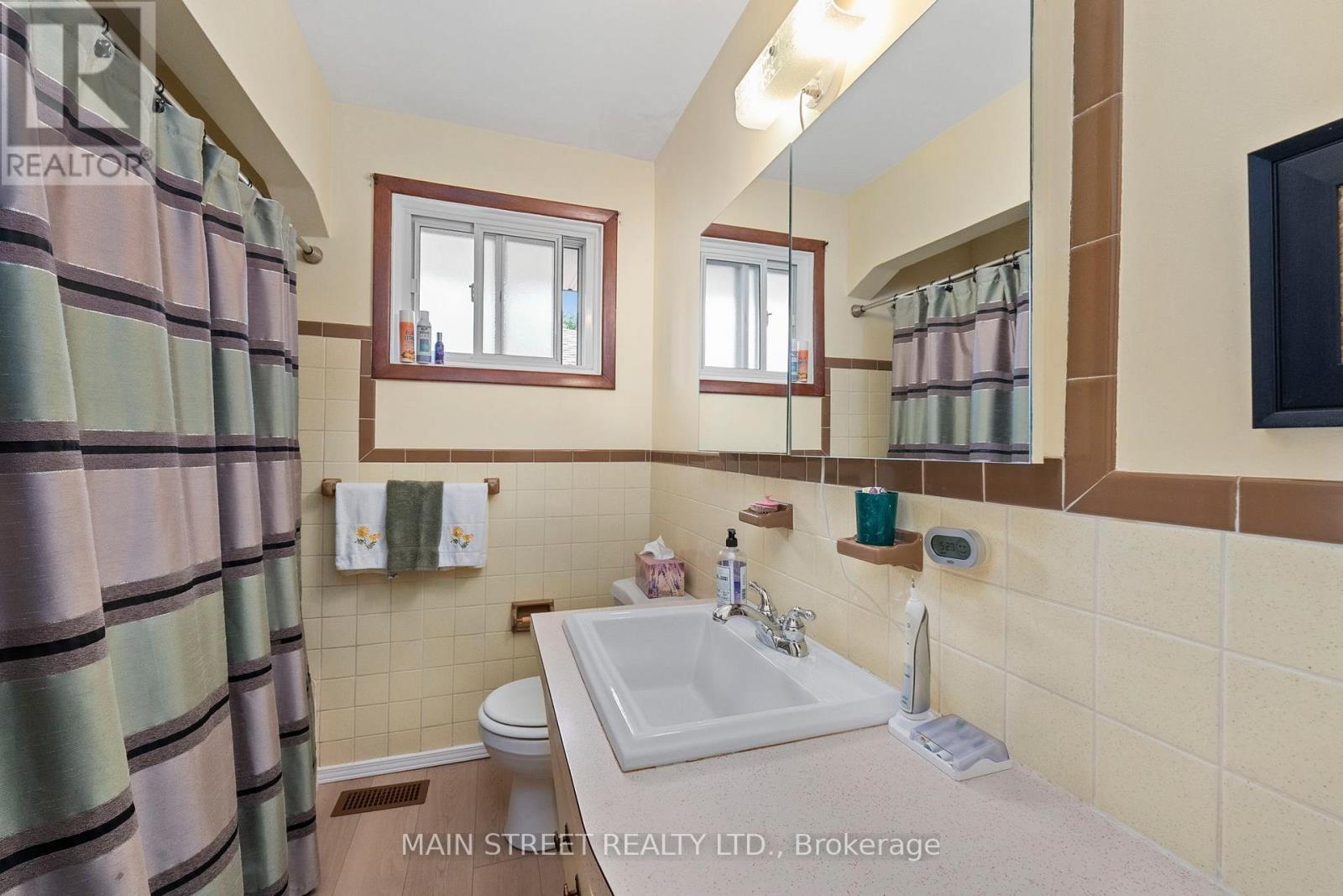 46 Jarwick Drive, Toronto, Ontario  M1H 2H3 - Photo 8 - E12490772