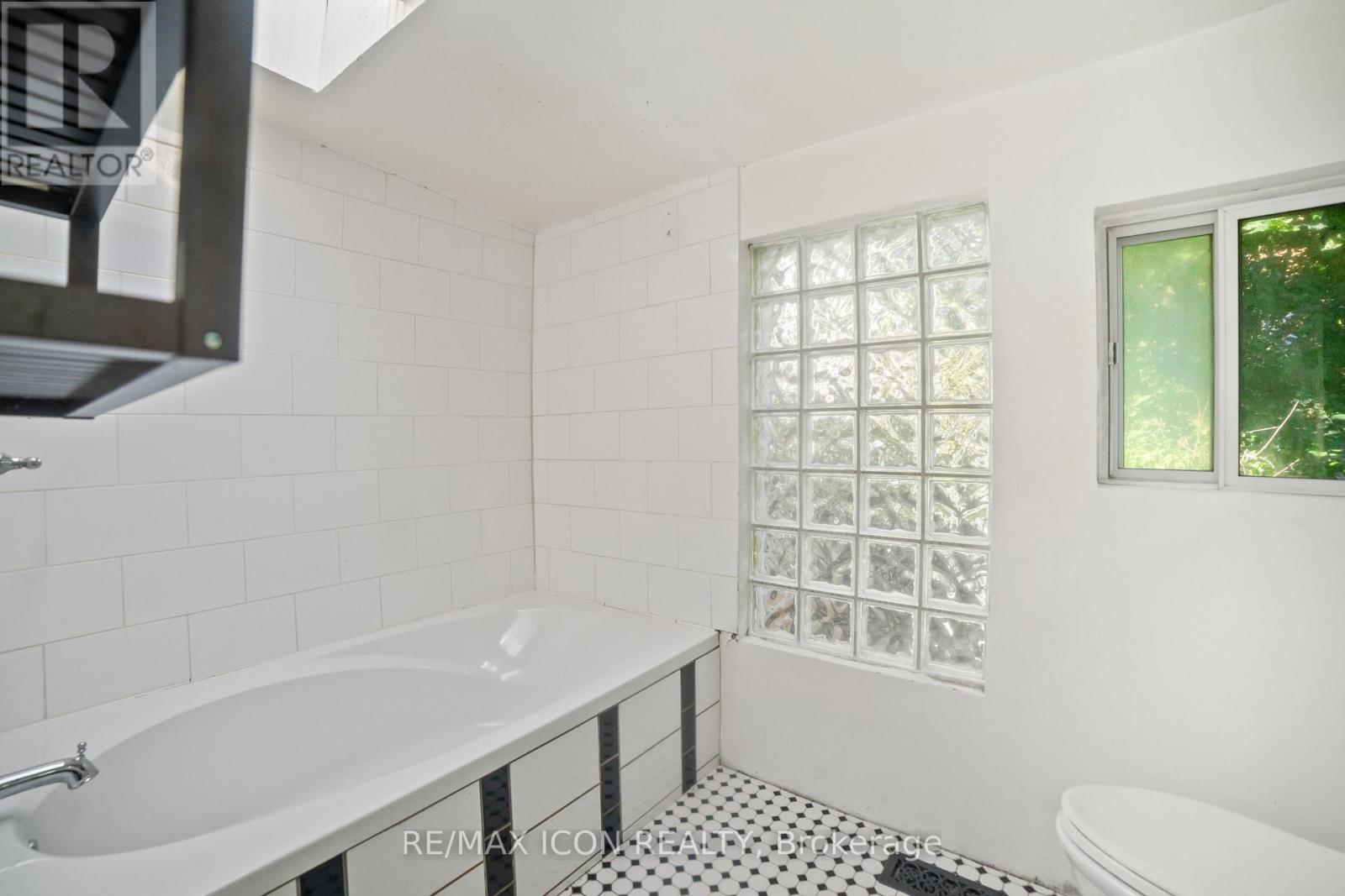 898 Eastern Avenue, Toronto, Ontario  M4L 1A4 - Photo 10 - E12490846