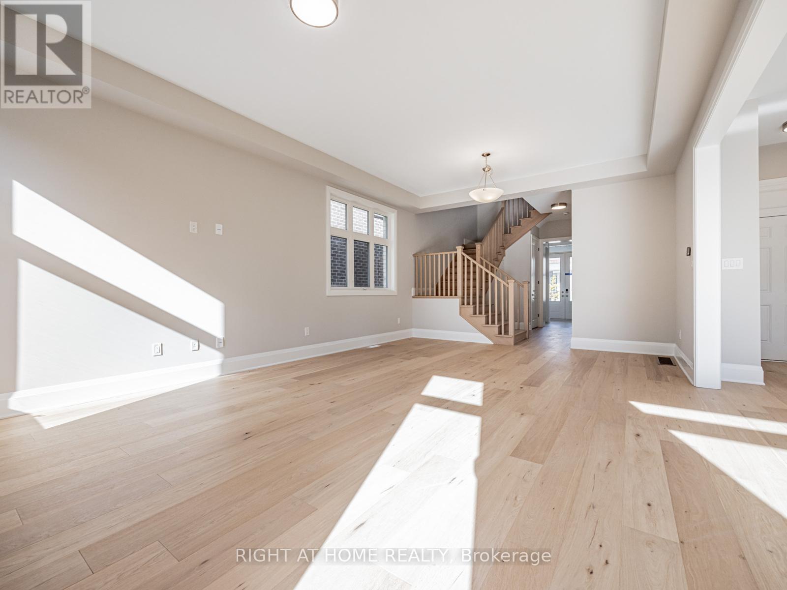 61 Greenridge Crescent, Markham, Ontario  L6C 3M1 - Photo 4 - N12490528