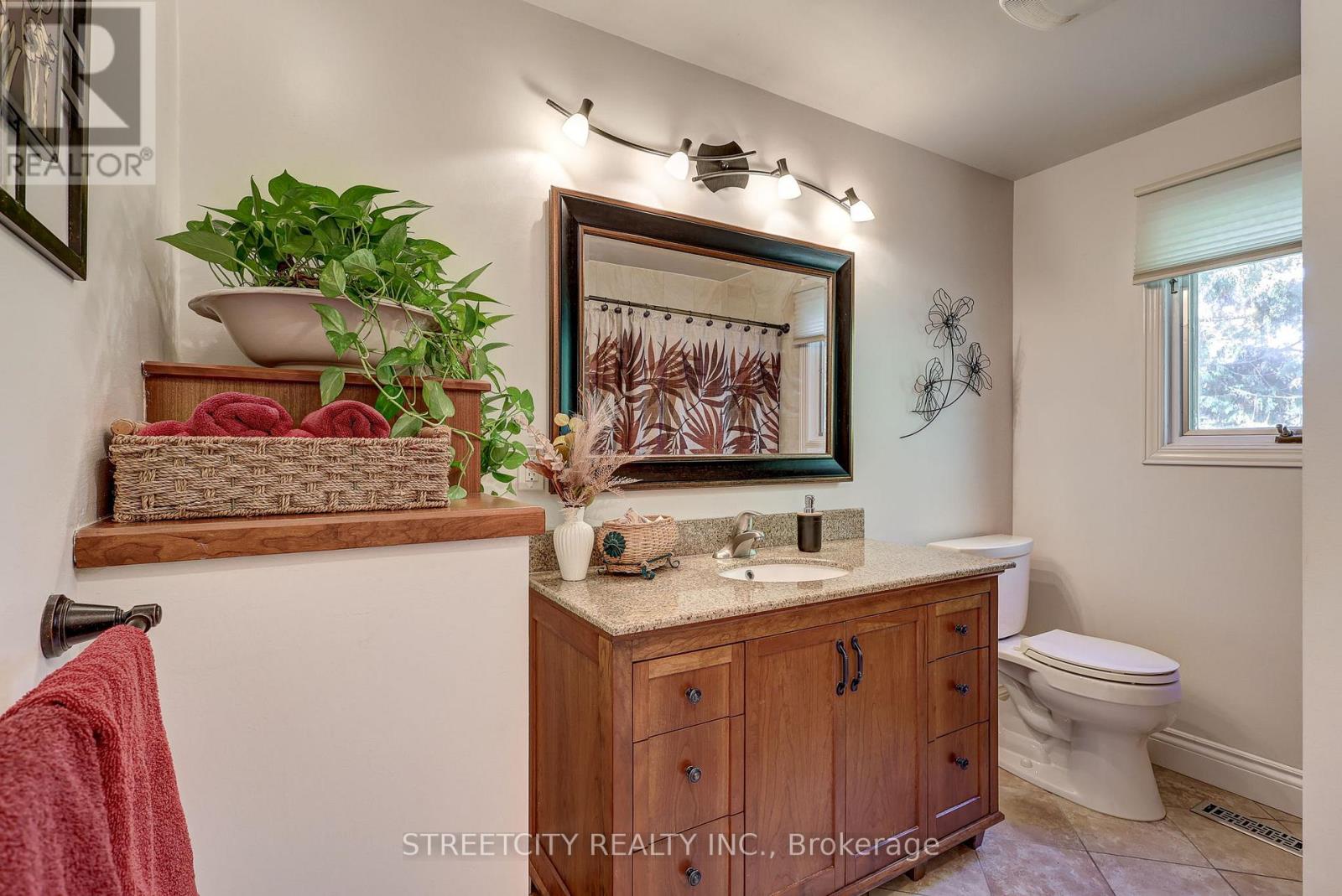 71 Glenburnie Crescent, London North, Ontario  N5X 2A1 - Photo 31 - X12473458