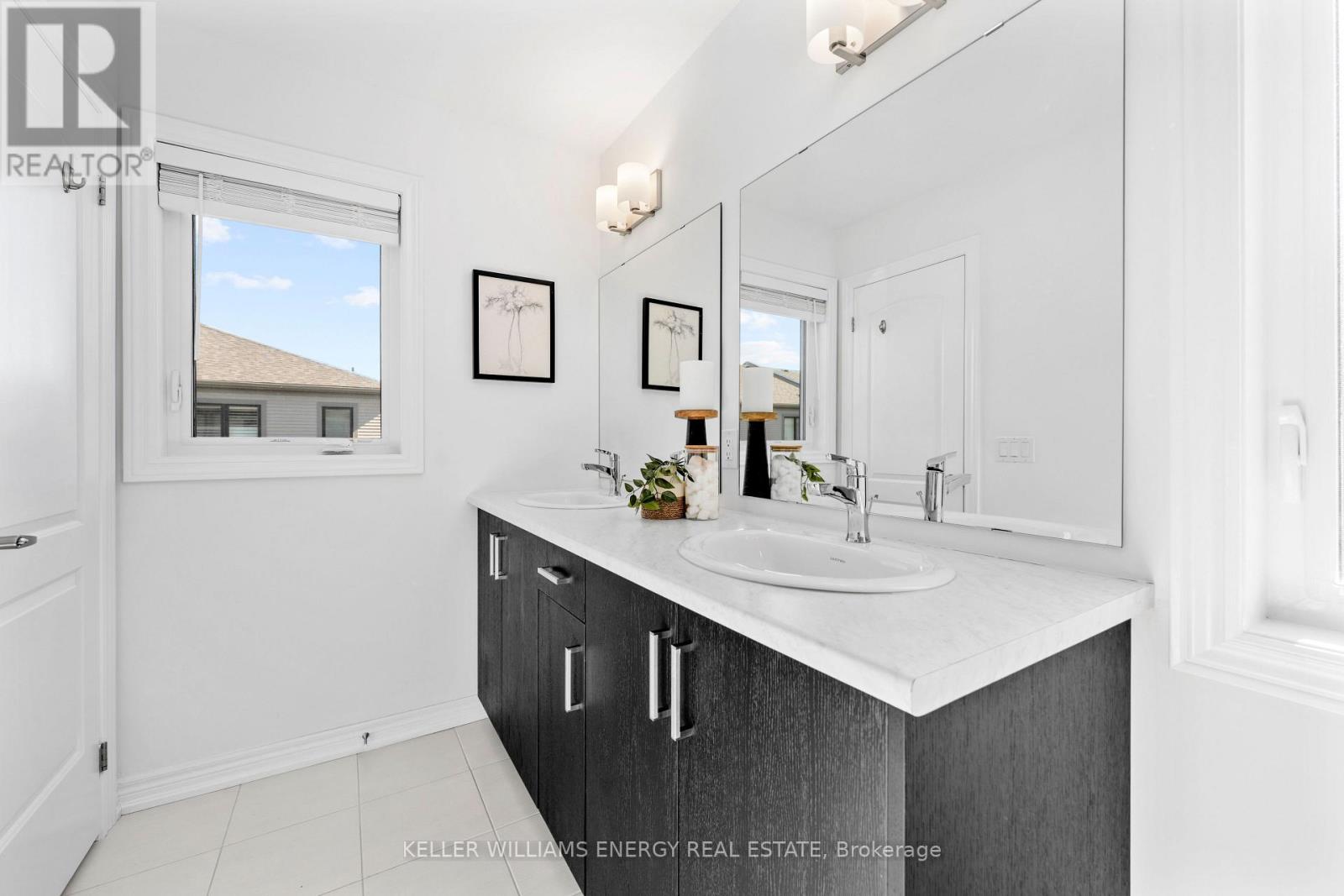 62 Sorbara Way, Whitby, Ontario  L1M 0M4 - Photo 8 - E12464775