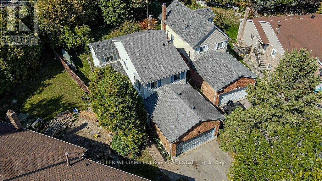 17 BARROW COURT, Whitby, Ontario