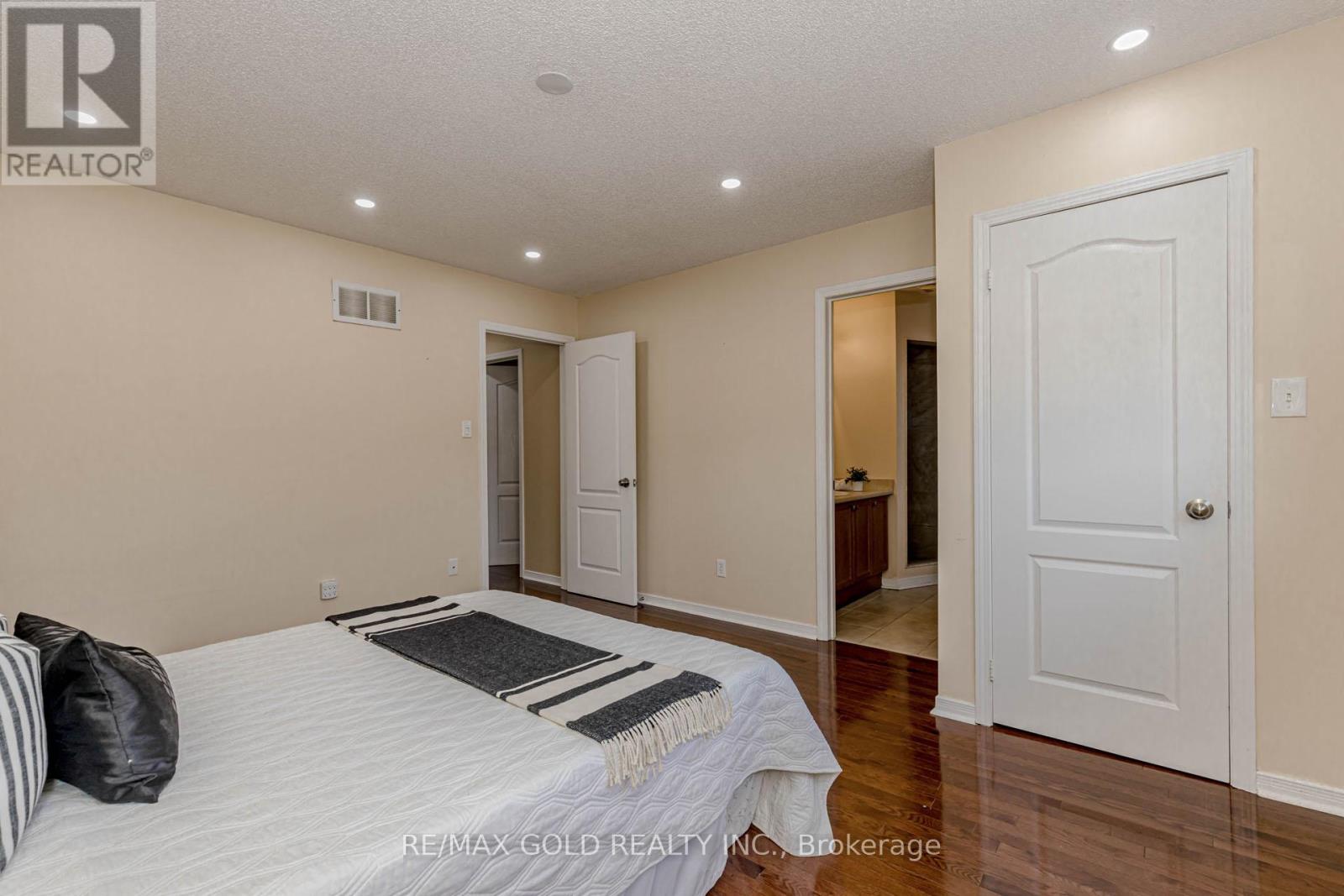 90 Tideland Drive, Brampton, Ontario  L7A 2V8 - Photo 16 - W12490468