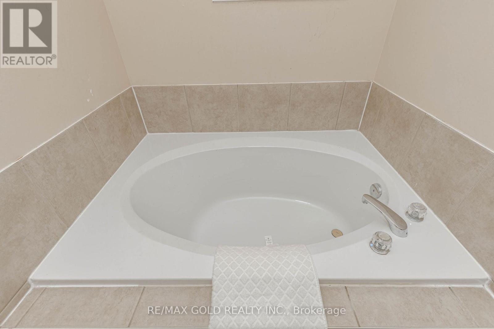 90 Tideland Drive, Brampton, Ontario  L7A 2V8 - Photo 20 - W12490468