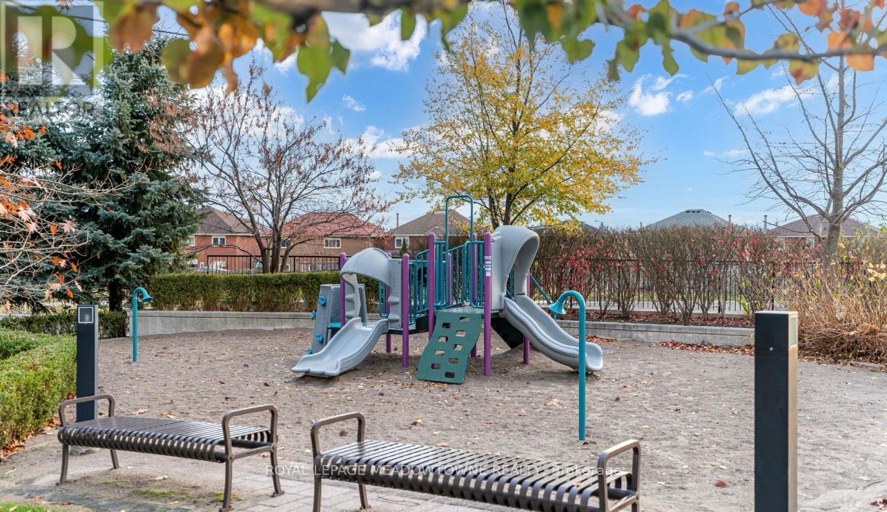 512 - 339 Rathburn Road W, Mississauga, Ontario  L5B 0K6 - Photo 11 - W12490582