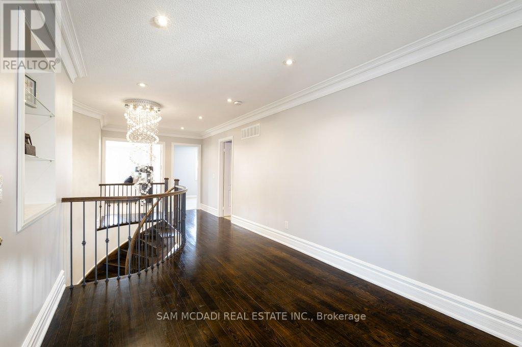 5572 Trailbank Drive, Mississauga, Ontario  L5M 0H8 - Photo 23 - W12490586