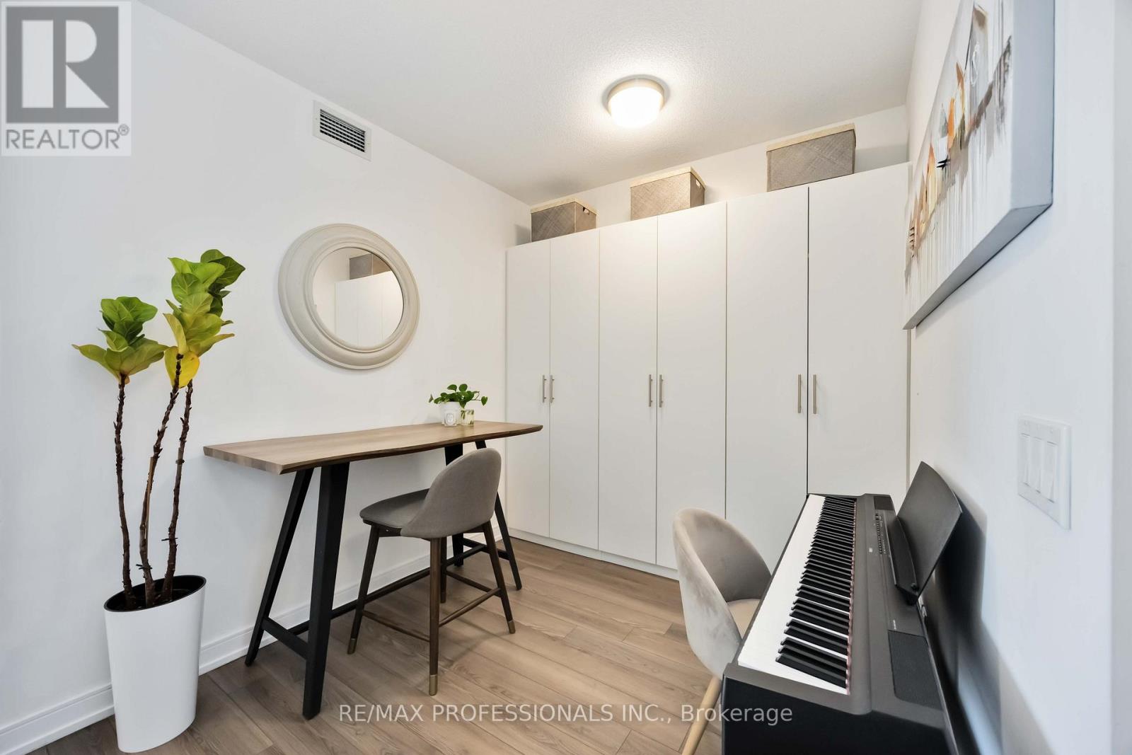 1310 - 20 Thomas Riley Road W, Toronto, Ontario  M9B 1B1 - Photo 14 - W12490610