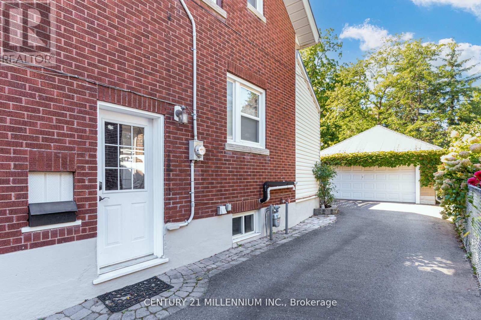 30 Frederick Street, Brampton, Ontario  L6Y 1G4 - Photo 3 - W12490620