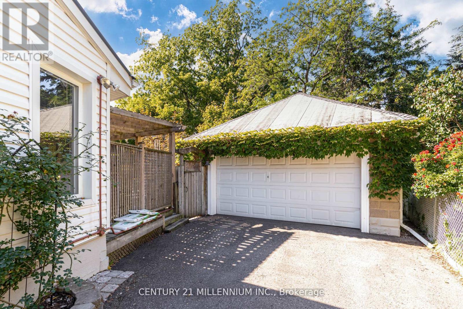 30 Frederick Street, Brampton, Ontario  L6Y 1G4 - Photo 4 - W12490620