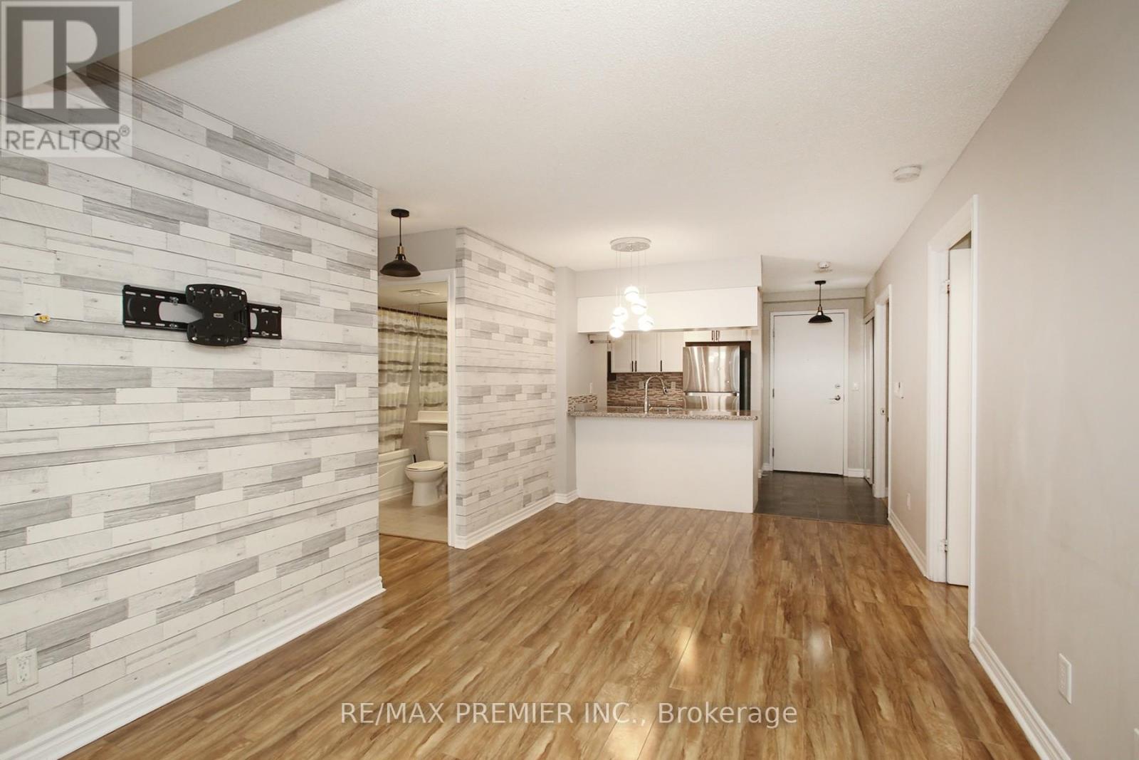 1422 - 3888 Duke Of York Boulevard, Mississauga, Ontario  L5B 4P5 - Photo 11 - W12490630