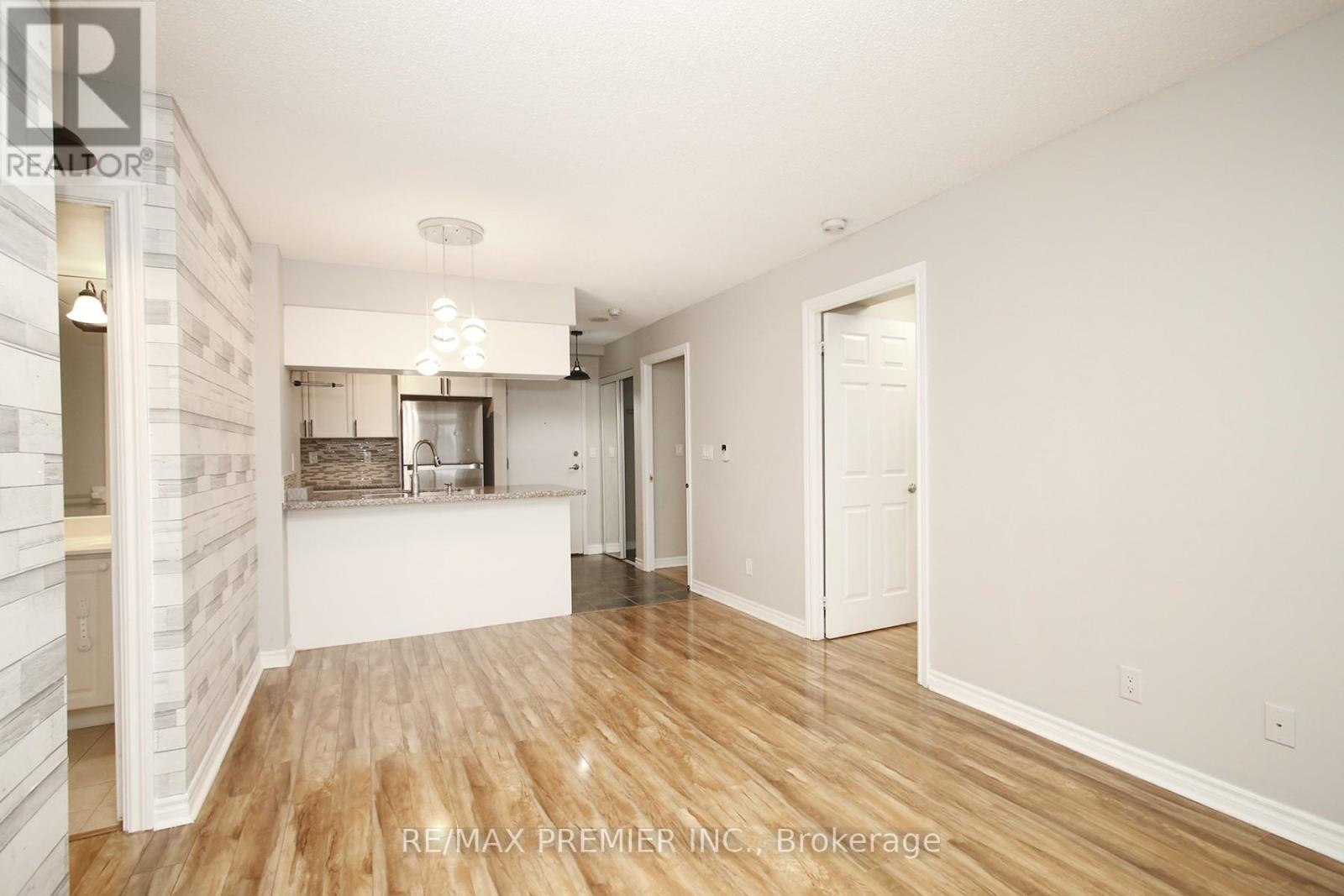 1422 - 3888 Duke Of York Boulevard, Mississauga, Ontario  L5B 4P5 - Photo 12 - W12490630