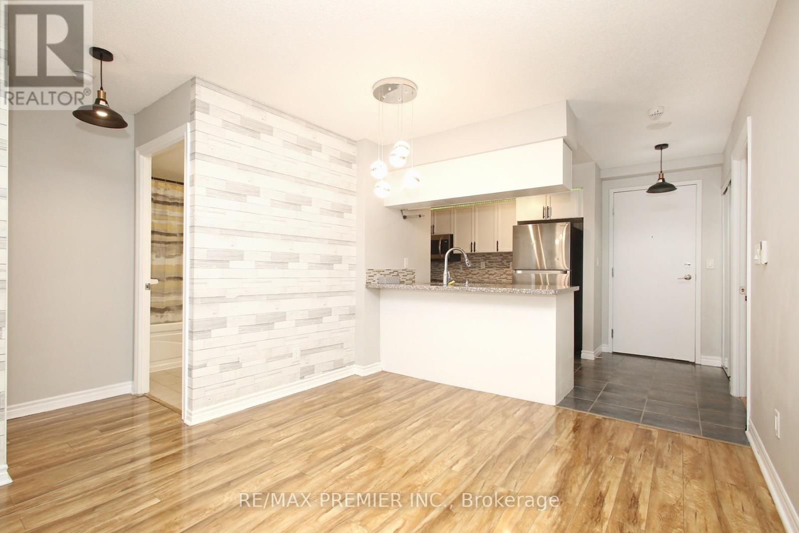 1422 - 3888 Duke Of York Boulevard, Mississauga, Ontario  L5B 4P5 - Photo 4 - W12490630