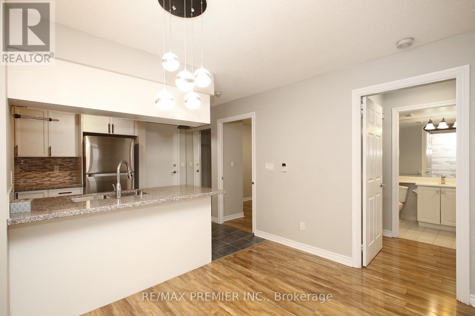 1422 - 3888 Duke Of York Boulevard, Mississauga, Ontario  L5B 4P5 - Photo 5 - W12490630