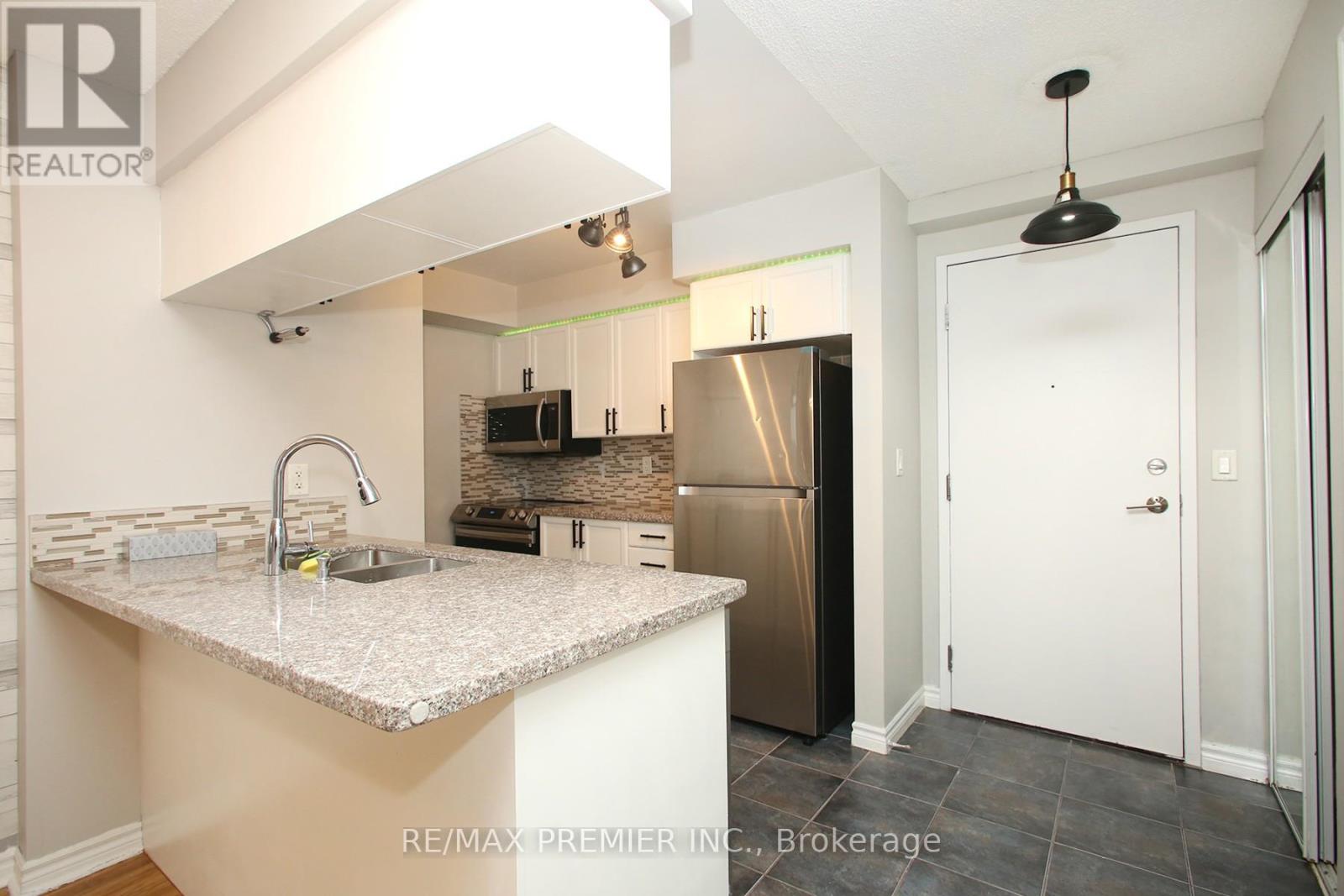 1422 - 3888 Duke Of York Boulevard, Mississauga, Ontario  L5B 4P5 - Photo 6 - W12490630