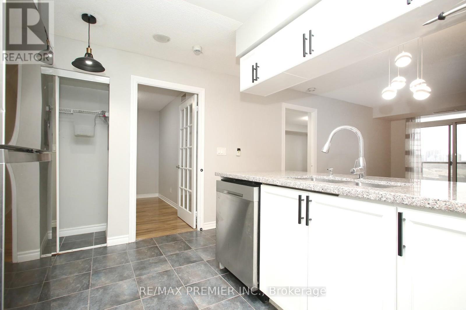 1422 - 3888 Duke Of York Boulevard, Mississauga, Ontario  L5B 4P5 - Photo 9 - W12490630