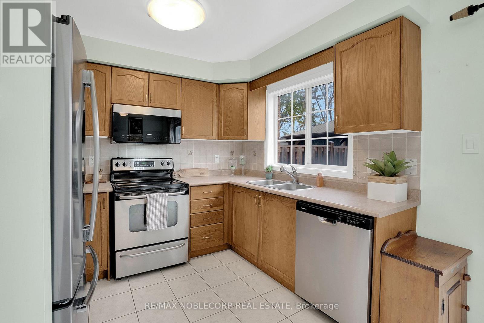 54 Lawren Harris Crescent, Caledon, Ontario  L7E 2W8 - Photo 15 - W12490670