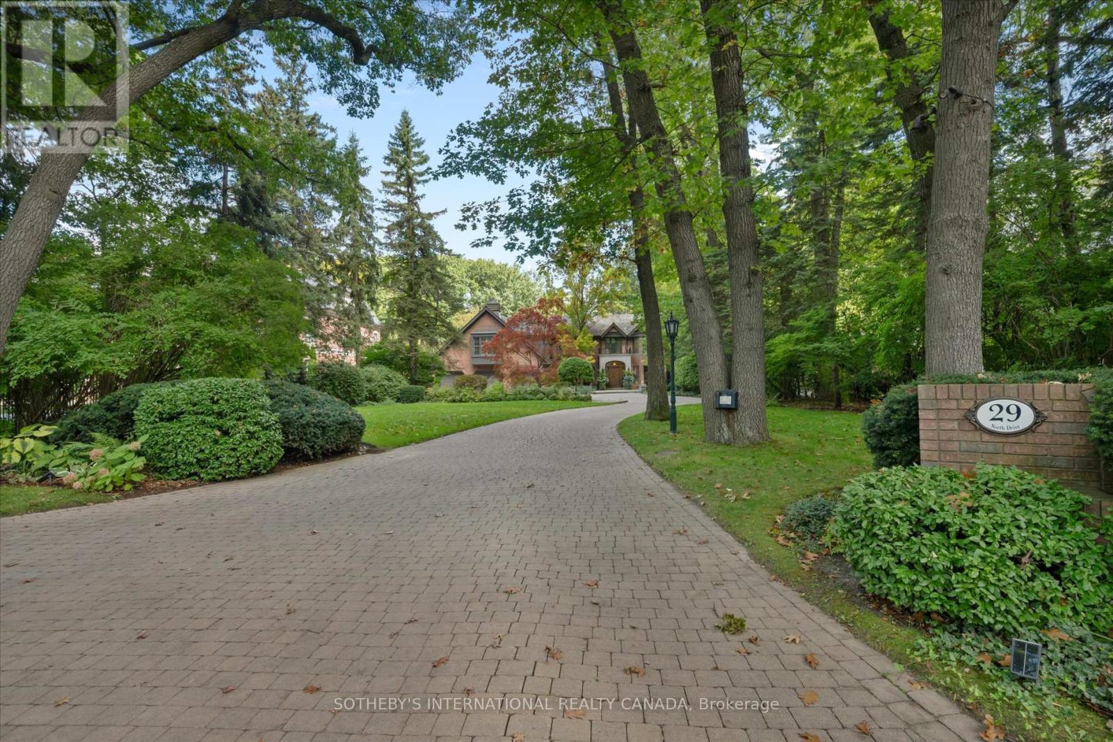 29 North Drive, Toronto, Ontario  M9A 4R1 - Photo 3 - W12490698