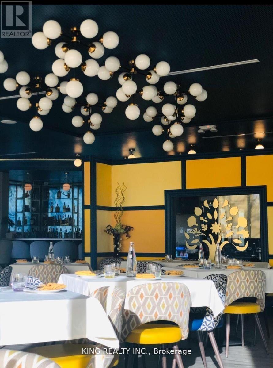 25 Aventura Court, Mississauga, Ontario  L5T 3A1 - Photo 2 - W12490724