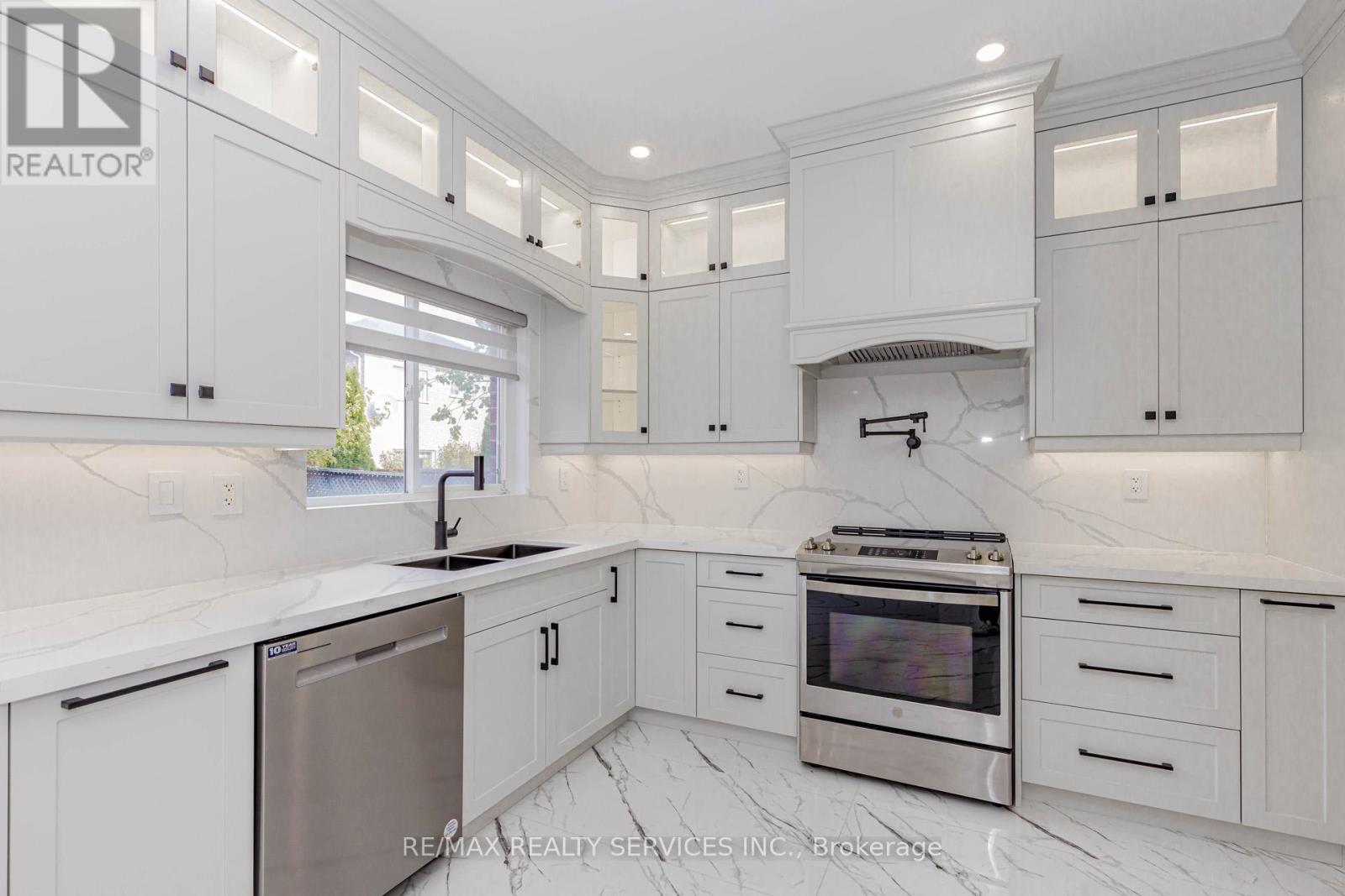 50 Amboise Crescent, Brampton, Ontario  L7A 3H2 - Photo 11 - W12490764