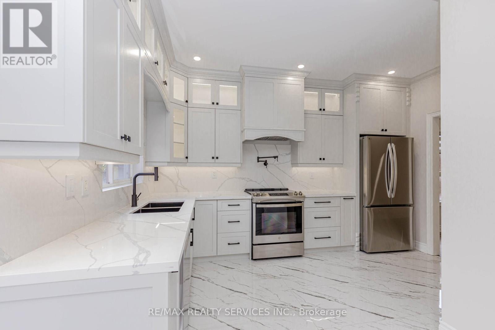 50 Amboise Crescent, Brampton, Ontario  L7A 3H2 - Photo 12 - W12490764