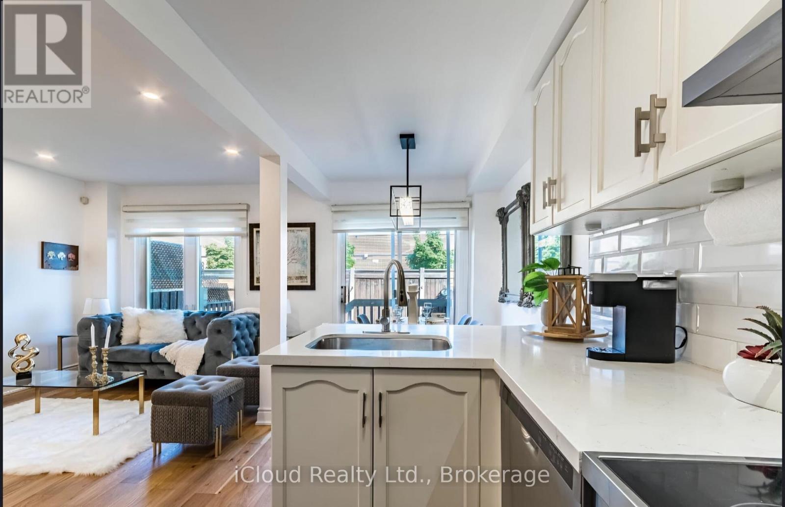 6973 Lisanne Court, Mississauga, Ontario  L5N 6Z7 - Photo 9 - W12490834