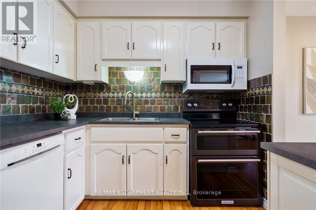 85 Chelsea Crescent, Hamilton (Stoney Creek), Ontario  L8E 5R8 - Photo 13 - X12490454