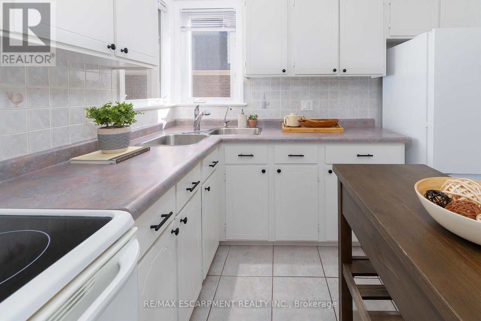 4876 Portage Road, Niagara Falls, Ontario  L2E 6B3 - Photo 9 - X12490636