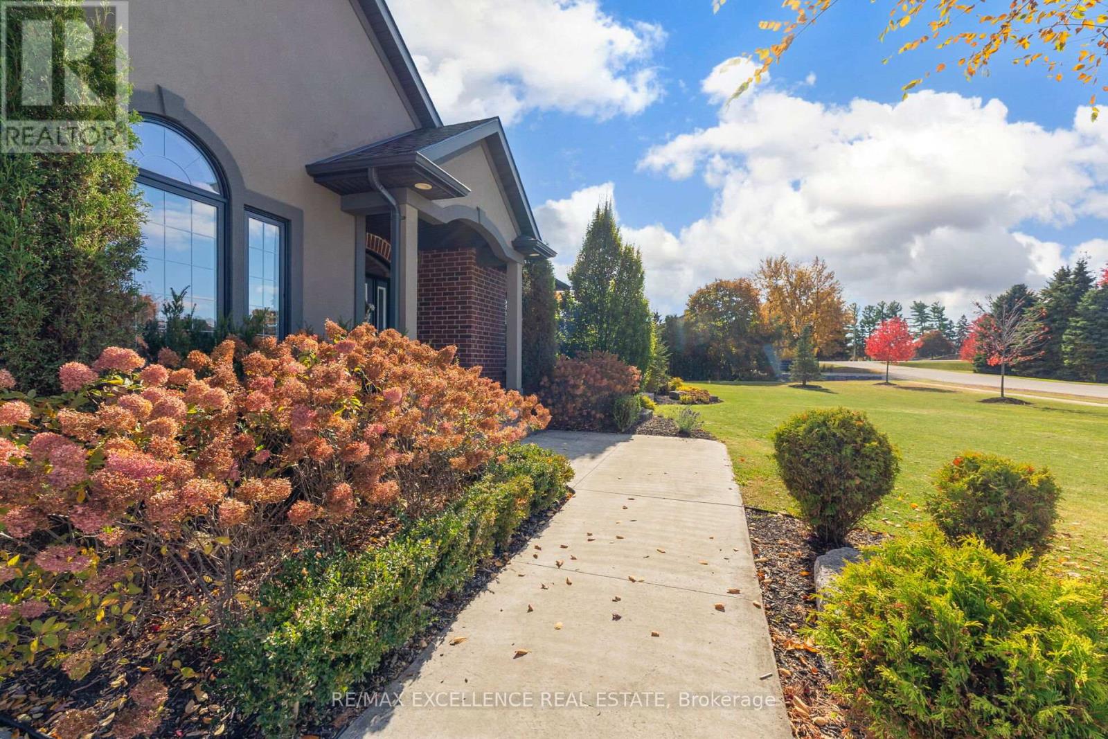 155 Deer Crescent, Norwich, Ontario  N0J 1C0 - Photo 2 - X12490808