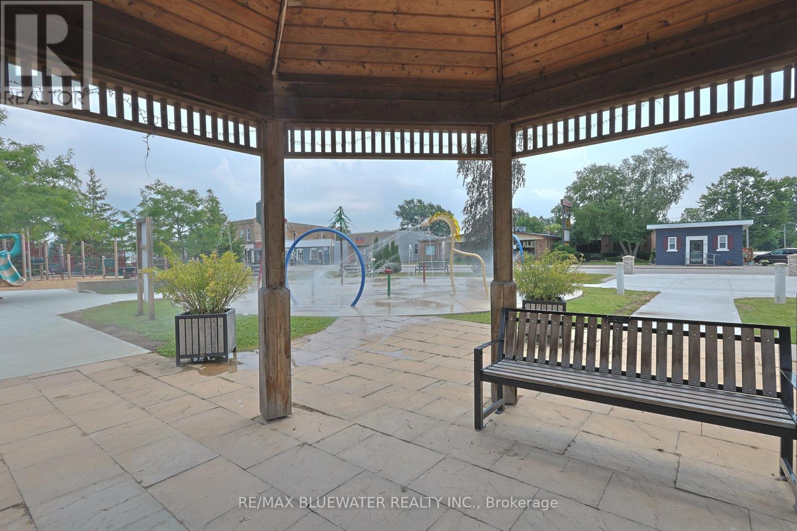 84 Royal Street, Lambton Shores (Thedford), Ontario  N0M 2N0 - Photo 5 - X12253449