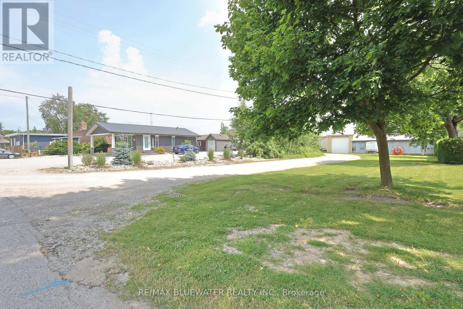 84 Royal Street, Lambton Shores (Thedford), Ontario  N0M 2N0 - Photo 3 - X12253449