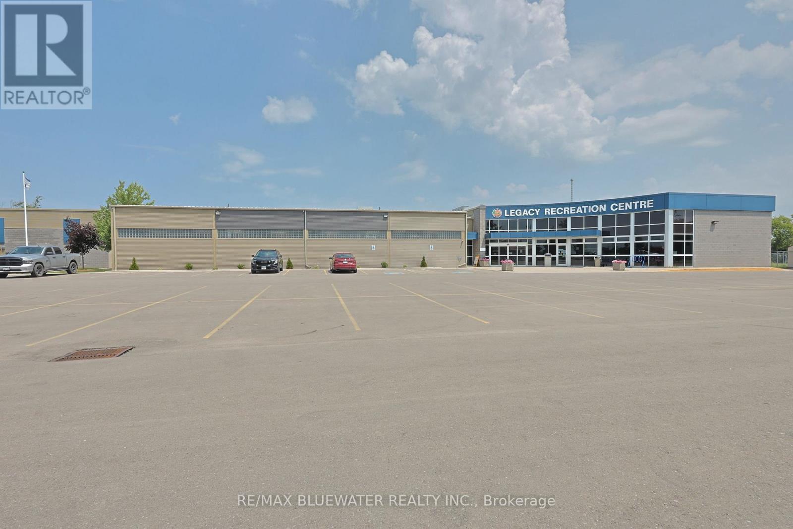 84 Royal Street, Lambton Shores (Thedford), Ontario  N0M 2N0 - Photo 7 - X12253449