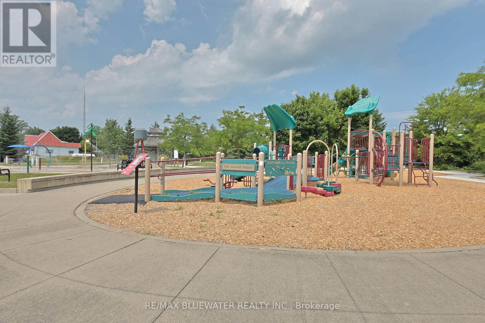 84 Royal Street, Lambton Shores (Thedford), Ontario  N0M 2N0 - Photo 6 - X12253449