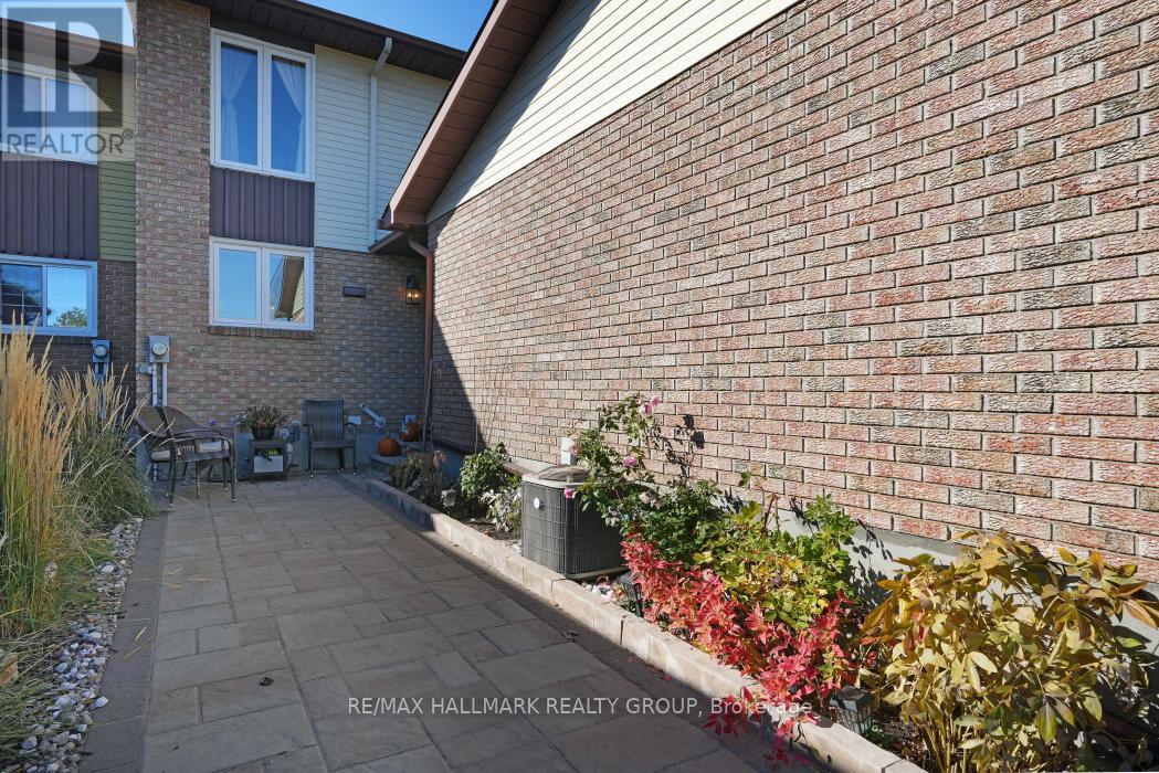 2534 Southvale Crescent, Ottawa, Ontario  K1B 5B4 - Photo 2 - X12491204