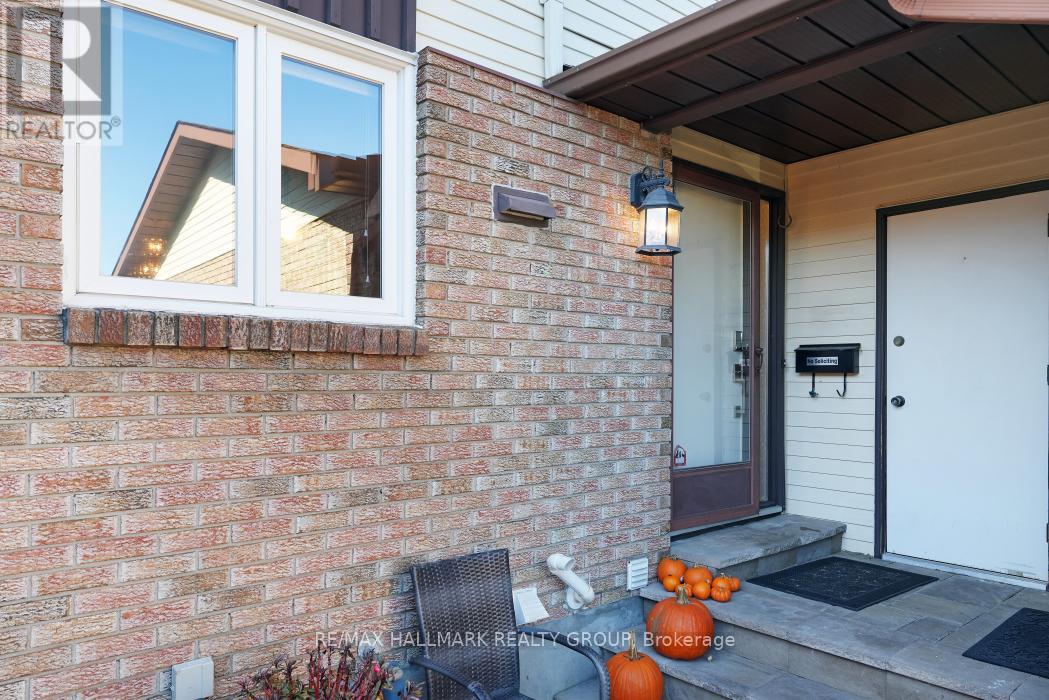 2534 Southvale Crescent, Ottawa, Ontario  K1B 5B4 - Photo 3 - X12491204