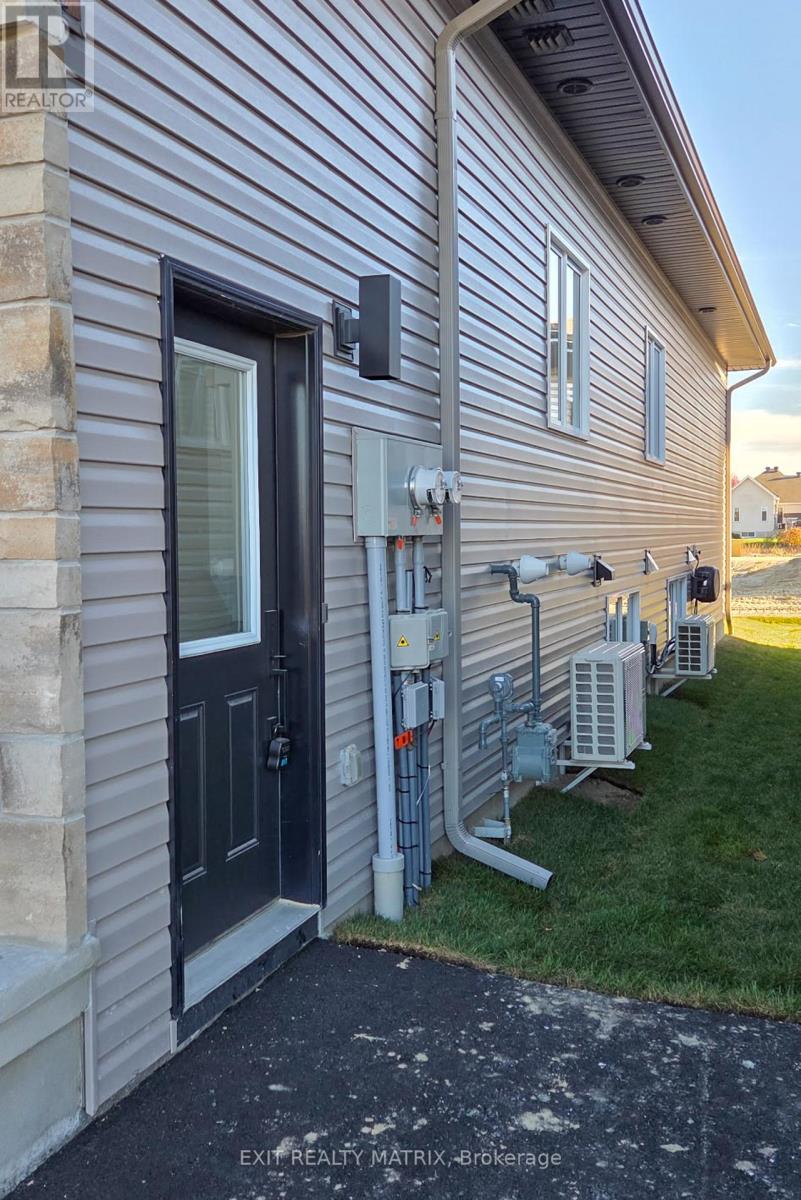 A - 542 Regina Street, Russell, Ontario  K0A 1W0 - Photo 3 - X12491346