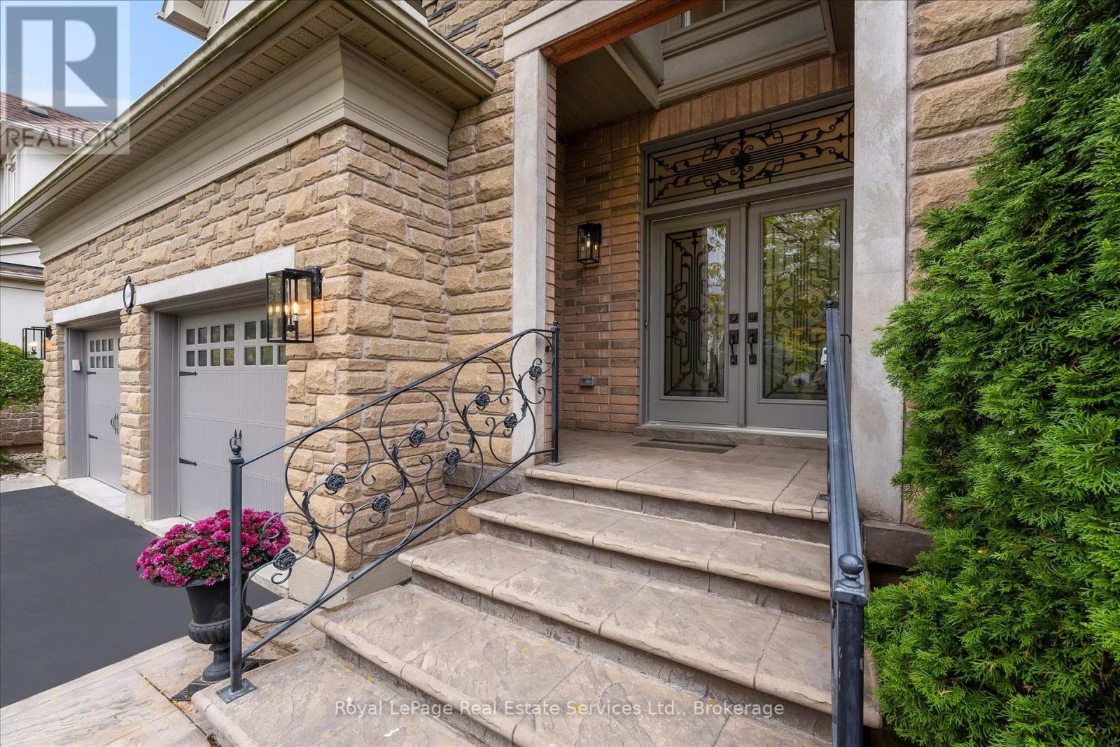 3340 Mistwell Crescent, Oakville, Ontario  L6L 0A3 - Photo 4 - W12491100