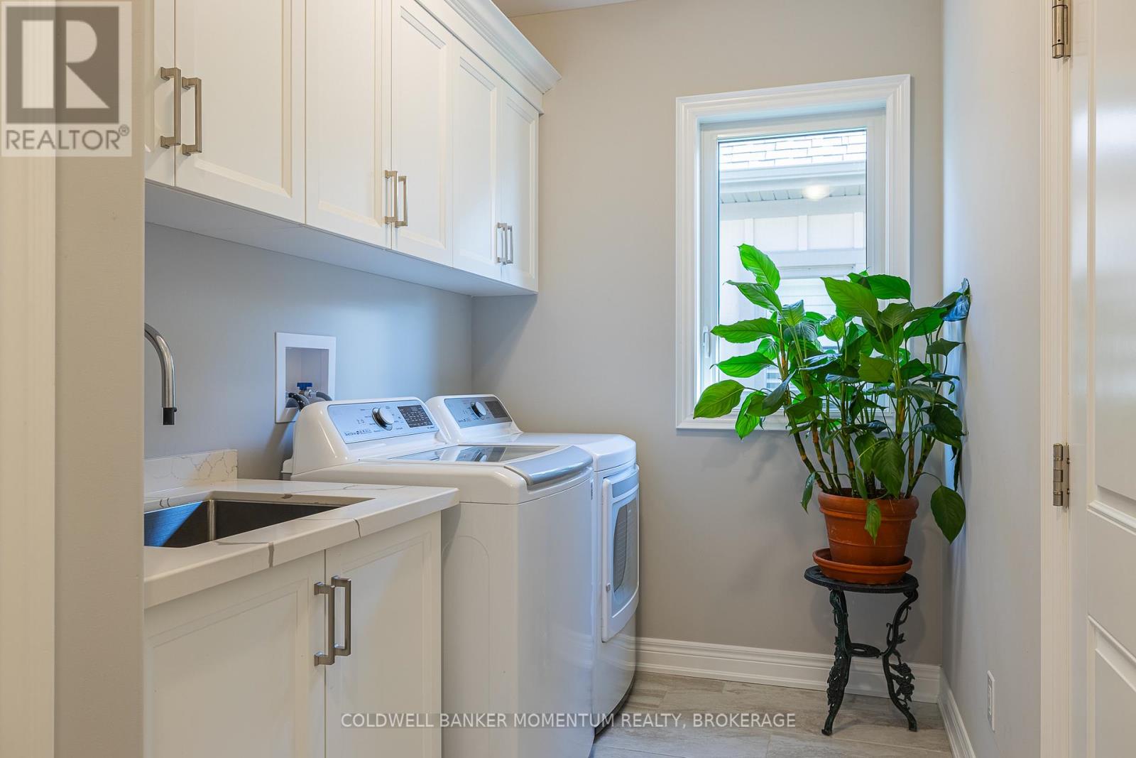 11 Christina Lane, West Lincoln, Ontario  L0R 2A0 - Photo 7 - X12491356